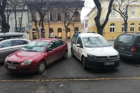 Bahato parkiranje se toleriše, pešaci neka se snalaze...