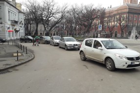 Parkiranje nasuprot znacima zabrane između Trga i biblioteke