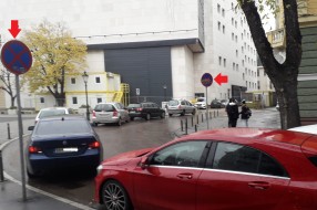 Parkiranje nasuprot znacima zabrane između Trga i biblioteke