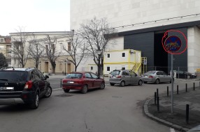 Parkiranje nasuprot znacima zabrane između Trga i biblioteke