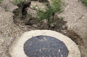 Zemlja oko šahte se "uronila", put jedva prohodan