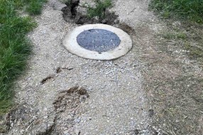 Zemlja oko šahte se "uronila", put jedva prohodan
