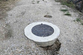 Zemlja oko šahte se "uronila", put jedva prohodan