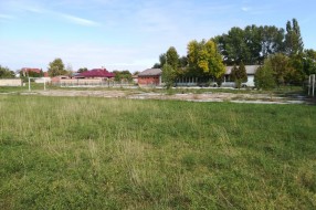 Zapušteni teren kod škole i vrtića u Malom Bajmoku