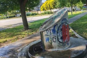 Voda na česmi na Prozivci teče neprestano i stvara se velika bara okolo
