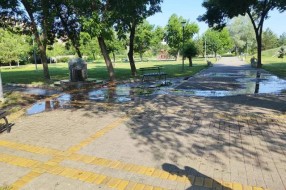 Voda na česmi na Prozivci teče neprestano i stvara se velika bara okolo