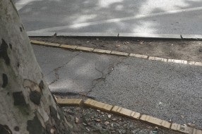 Bacanje zaštitne maske na ulici