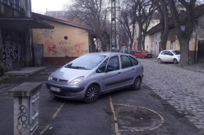 Nepropisno parkiranje u Harambašićevoj