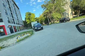 Nepregledno uključivanje iz Cara Lazara  u Petra Lekovića ugrožava bezbednost saobraćaja