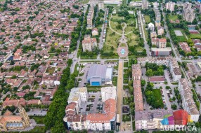 Košenje trave u centralnom parku na Prozivci
