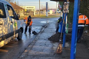 Čišćenje autobuskog stajališta u Starine Novaka