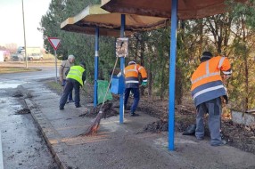 Čišćenje autobuskog stajališta u Starine Novaka
