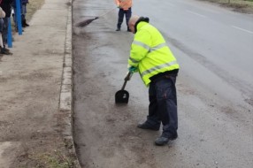 Čišćenje autobuskog stajališta u Starine Novaka