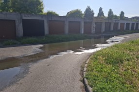 Izlivanje kanalizacije kod garaža u Braže Radić