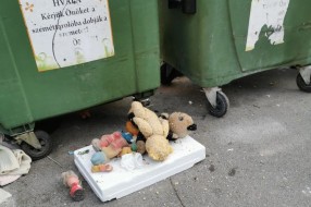 Prepunjeni kontejneri na Tokiju, svašta se baca pored