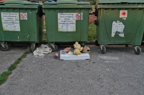 Prepunjeni kontejneri na Tokiju, svašta se baca pored