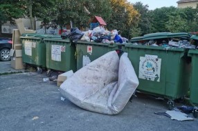 Prepunjeni kontejneri na Tokiju, svašta se baca pored