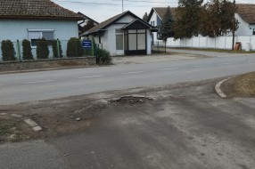 Nezaobilazna rupa na izlazu ulice Lujze Blaha (na uglu sa Majšanskim putem)