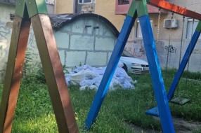 Zapušteno igralište, ulica Sonje Marinković i Kumičićeve.