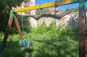 Zapušteno igralište, ulica Sonje Marinković i Kumičićeve.