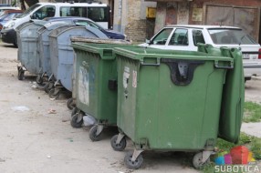 Smece oko kontejnera