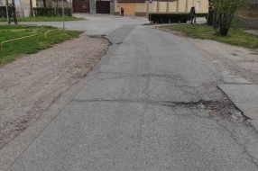 Udarne rupe, sužen kolovoz i oštećen trotoar u ulici Ištvana Lukača