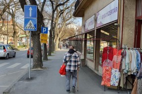 Niska nadstrešnica kod apoteke pored Sinagoge