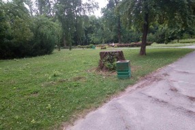 Pretrpane kante za smeće u Dudovoj šumi