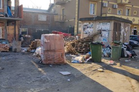 Otpad, nelegalna gradnja i nepoštovanje epidem. mera u Palmotićevoj