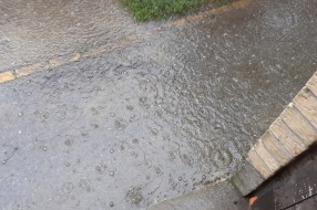 Poplavljeni trotoar u Ulici braće Majer