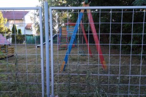 Neodržavana zelena površina na dečijem igralištu u MZ "Gat"