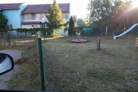 Neodržavana zelena površina na dečijem igralištu u MZ "Gat"