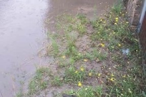 Brionska ulica poplavljena i puna rupa na drumu
