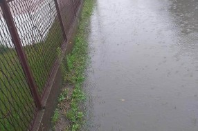 Brionska ulica poplavljena i puna rupa na drumu