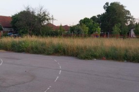 Dečje igralište u Malom Bajmoku zaraslo u travu