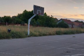 Dečje igralište u Malom Bajmoku zaraslo u travu
