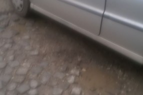 Udarna rupa na kolovozu ispred ulaza u Fidelinku