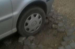 Udarna rupa na kolovozu ispred ulaza u Fidelinku
