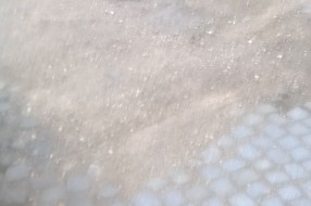 Udarna rupa na kolovozu ispred ulaza u Fidelinku