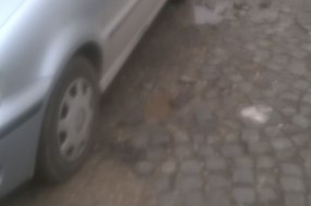 Udarna rupa na kolovozu ispred ulaza u Fidelinku