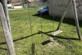Igralište na Železničkom naselju opasno za decu
