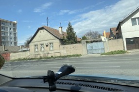 Saobracajno ogledalo na raskrsnici ulice Vladimira Gortana i Beogradskog puta