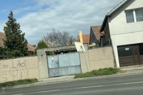 Saobracajno ogledalo na raskrsnici ulice Vladimira Gortana i Beogradskog puta
