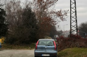 Parkiranje na biciklističko-pešačku stazu kod Medicinske škole