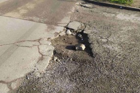 Udarna rupa u Ulici Hušveta Lajoša