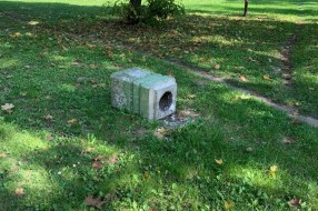 Zapušten park na uglu Somborskog puta i Gajeve