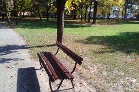 Zapušten park na uglu Somborskog puta i Gajeve