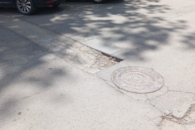 Krater-udarna rupa kod železničke stanice