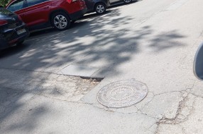 Krater-udarna rupa kod železničke stanice