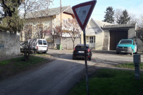 Nedostaje znak zabrane skretanja na kraju Ulice Ištvana Ivanjija